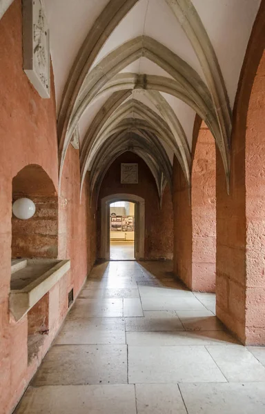 Starożytny gotycko łukowe korytarza — Zdjęcie stockowe