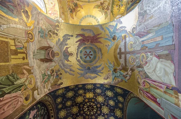 Θρησκευτικά έργα τέχνης στο εσωτερικό της Εκκλησίας για το Χυμένο αίμα — Φωτογραφία Αρχείου