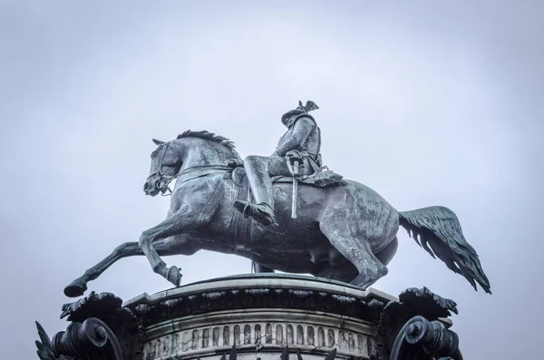 Monumento na Praça de São Isaac, São Petersburgo, Rússia — Fotografia de Stock