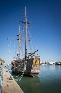 Yelkenli gemi limanda