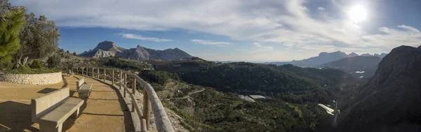 Ισπανικά κοιλάδα και πανοραμική θέα στο βουνό — Φωτογραφία Αρχείου
