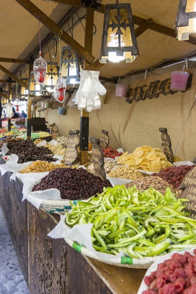 Puesto de mercado de venta de frutas secas y frutos secos — Foto de Stock