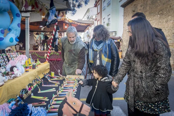 Ahşap oyuncak satan Ortaçağ piyasa ahır
