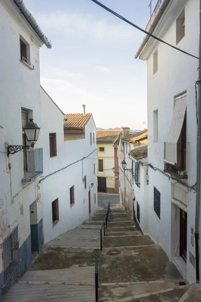 Узкая улица в древнем городе Хатива, Испания — стоковое фото