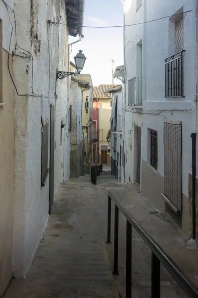 Úzká ulice v starověkého města Xativa, Španělsko — Stock fotografie