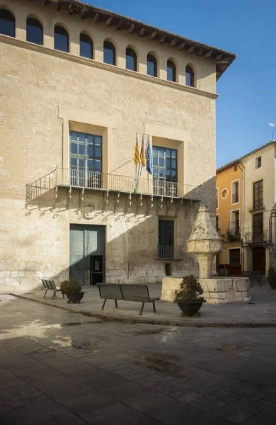 Trinity-kút és a Alarcon Palace, Xàtiva, Spanyolország — Stock Fotó