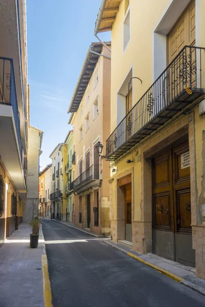 Färgglada hus i en smal gata, Spanien — Stockfoto