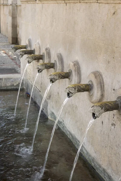 25 Spouts Fountain, Xativa, Espanja — kuvapankkivalokuva