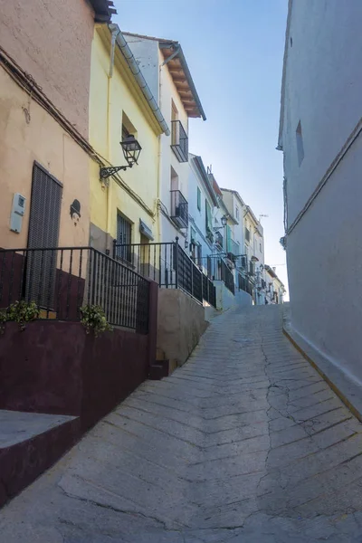 Calle estrecha en la antigua ciudad de Xativa, España — Foto de Stock