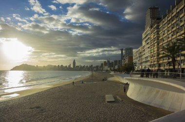 Günbatımı Benidorm plaj