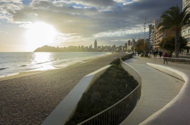 Günbatımı Benidorm plaj