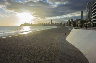 Günbatımı Benidorm plaj