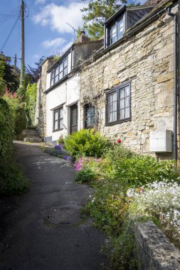 Cotswold Cottages bir arka sokakta tepe üzerinde