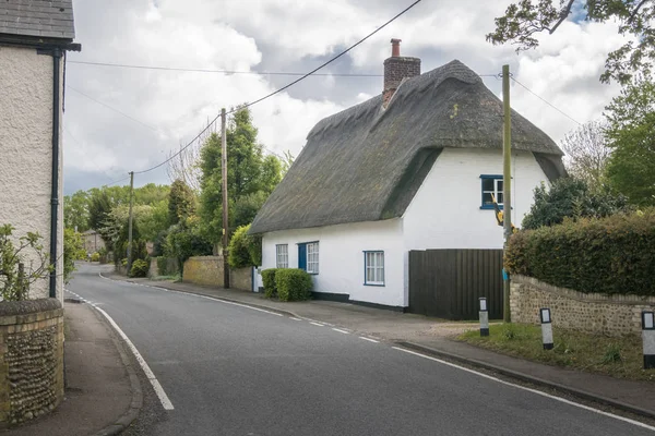 Casa de campo em uma aldeia inglesa — Fotografia de Stock