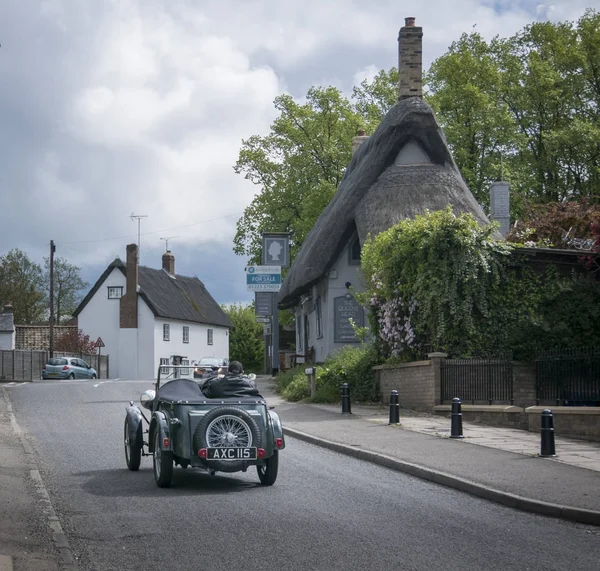 Vintage Car Driving Through Village — Stock Photo, Image