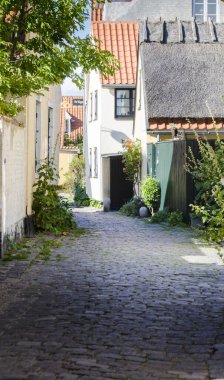 Dar Kaldırımlı Yol 