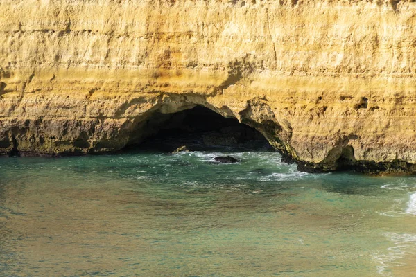 A cave in the cliff at the sea — Stockfoto