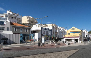 Deniz kenarındaki tatil köyleri.