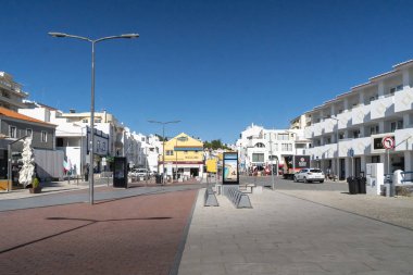 Deniz kenarındaki tatil köyleri.