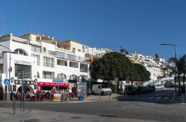 Deniz kenarındaki tatil köyleri.