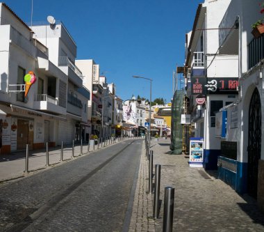Deniz kenarındaki tatil köyleri.