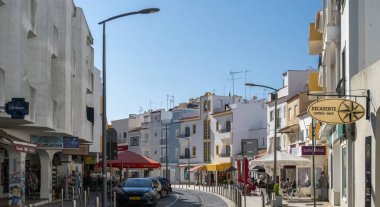 Deniz kenarındaki tatil köyleri.