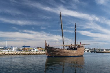 Lagos, Algarve, Portekiz 'deki limanda büyük bir yelkenli.
