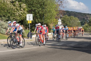 19 Şubat 2020 - 46. Volta Algarve yarışının birinci safhasında yer alan bisikletçiler, Portimao - Lagos, Portekiz