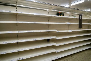 Coronavirus paniği nedeniyle markette boş makarna rafları.