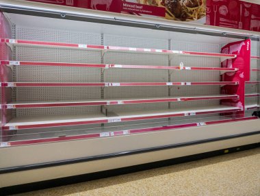 Coronavirus paniği nedeniyle markette boş et rafları var.