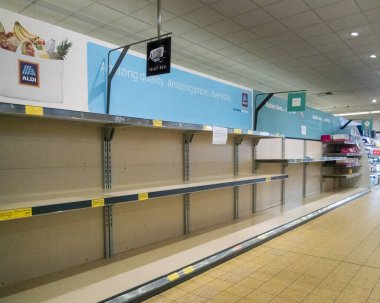 Coronavirüs paniği nedeniyle markette boş tuvalet kağıdı rafları var.