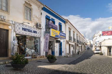 Albufeira 'da kaldırımlı cadde Algarve, Portekiz