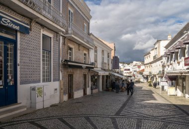Albufeira, Algarve, Portekiz 'de sokak manzarası