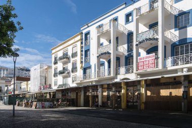 Albufeira 'nın eski Algarve, Portekiz' deki ana meydandaki barlar ve kafeler