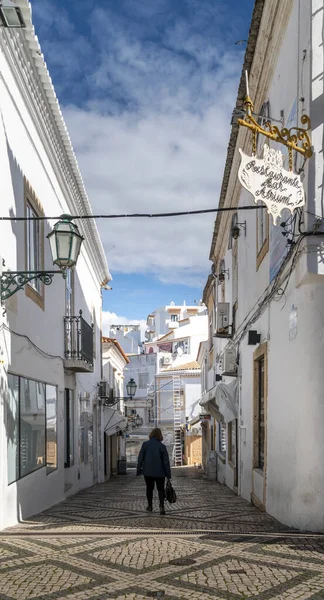 Vista Una Dama Caminando Por Una Calle Estrecha Albufeira Algarve — Foto de Stock