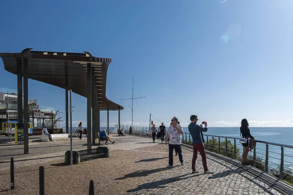 Turistas Que Apreciam Vista Mar Albufeira Algarve Portugal — Fotografia de Stock