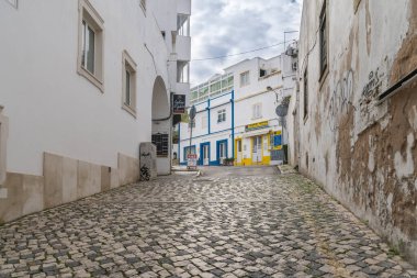 Albufeira, Algarve, Portekiz 'de bir kaldırım taşı caddesi manzarası