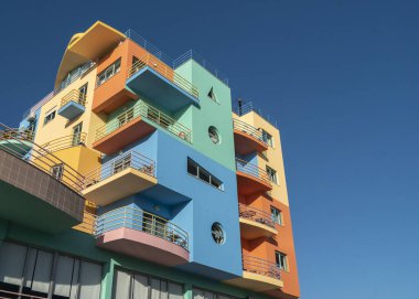 Albufeira, Algarve, Portekiz 'deki marinada renkli modern binalar