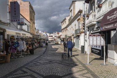Albufeira, Algarve, Portekiz 'de sokak manzarası