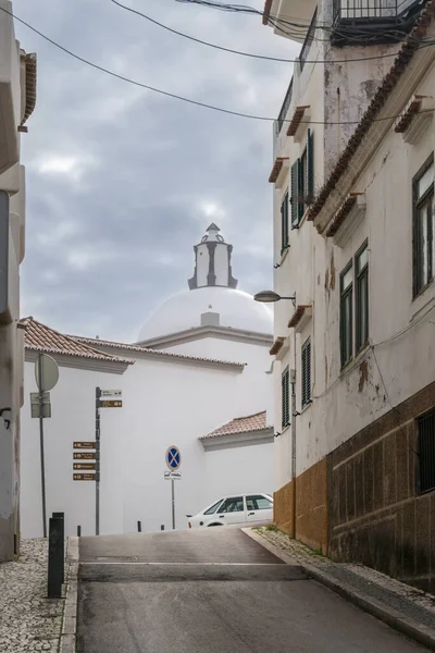 Calle Estrecha Que Conduce Una Iglesia Abovedada Albufeira Algarve Portugal — Foto de Stock