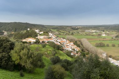 Alentejo, Algarve, Portekiz 'den Aljezur kasabasının manzarası