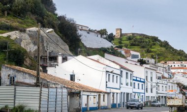 Aljezur kasabası. Arka planda şato, Alentejo, Algarve, Portekiz.