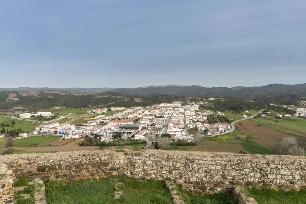 前景の城壁を持つ城からアルジェズールの町の景色 Alentejo アルガルヴェ ポルトガル — ストック写真