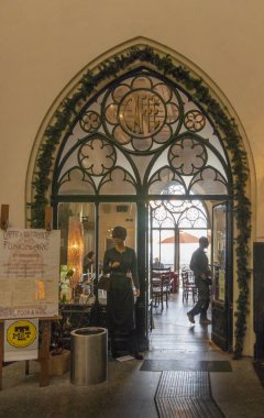 İtalya 'nın Bergamo kentindeki kadim kafe kapısını süsleyin.