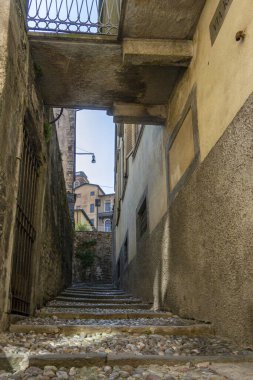 Eski Bergamo şehrinde dar bir patika, İtalya, Avrupa