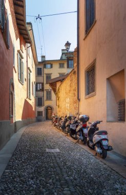 Eski şehir Bergamo 'da, İtalya' da, Avrupa 'da dar bir kaldırıma park edilmiş scooter kuyruğu.