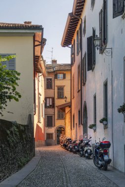 Eski şehir Bergamo 'da, İtalya' da, Avrupa 'da dar bir kaldırıma park edilmiş scooter kuyruğu.