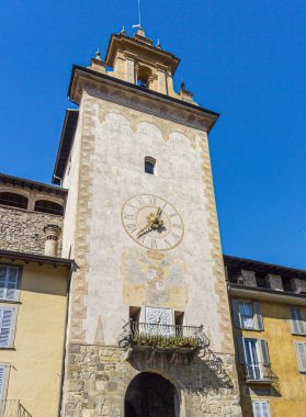 İtalya 'nın Bergamo kentindeki antik saat kulesi.