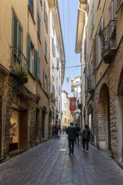 Eski Bergamo, İtalya ve Avrupa 'da dar bir kaldırımlı sokakta mimarlık.