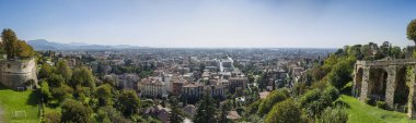 Venedik duvarı ve Bergamo şehrinin manzarasının panoramik görüntüsü, İtalya, Avrupa